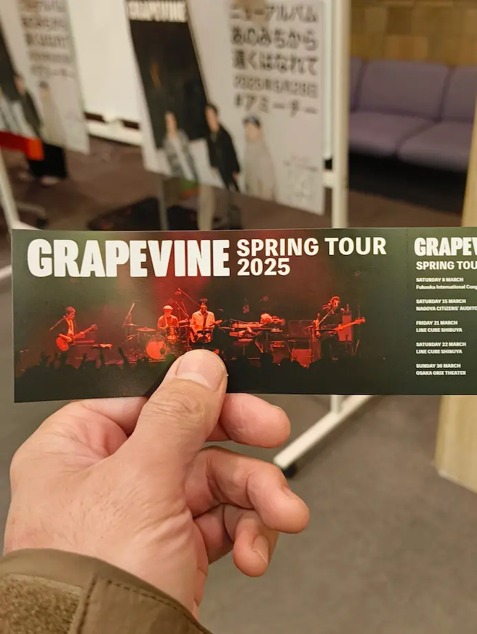 grapevineの三月のツアーのチケットを持っているところ