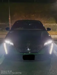 ヘッドライトを点灯させたプジョー308