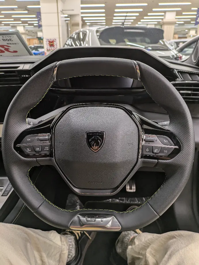 ステアリングを正面に運転席に座ったところ