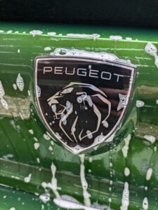 プジョーエンブレムと洗車の泡