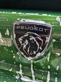 洗車泡がついたプジョーエンブレム