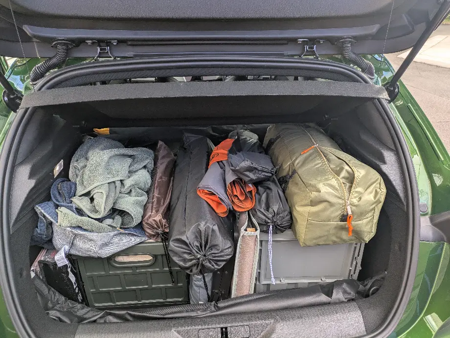 キャンプ用品を荷室に積んだところ
