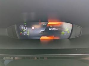 メーター内にエンジン故障の警告が表示されている写真