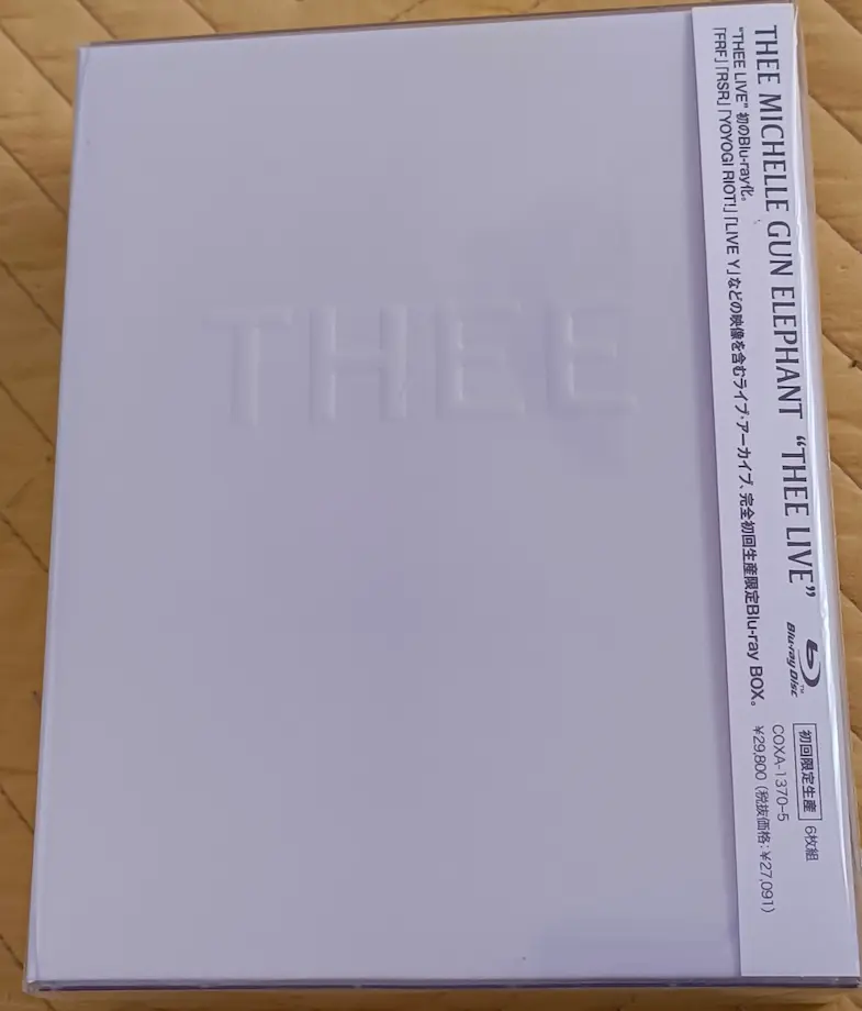 thee liveケース表面