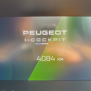 メーター内の走行距離4084kmの表示