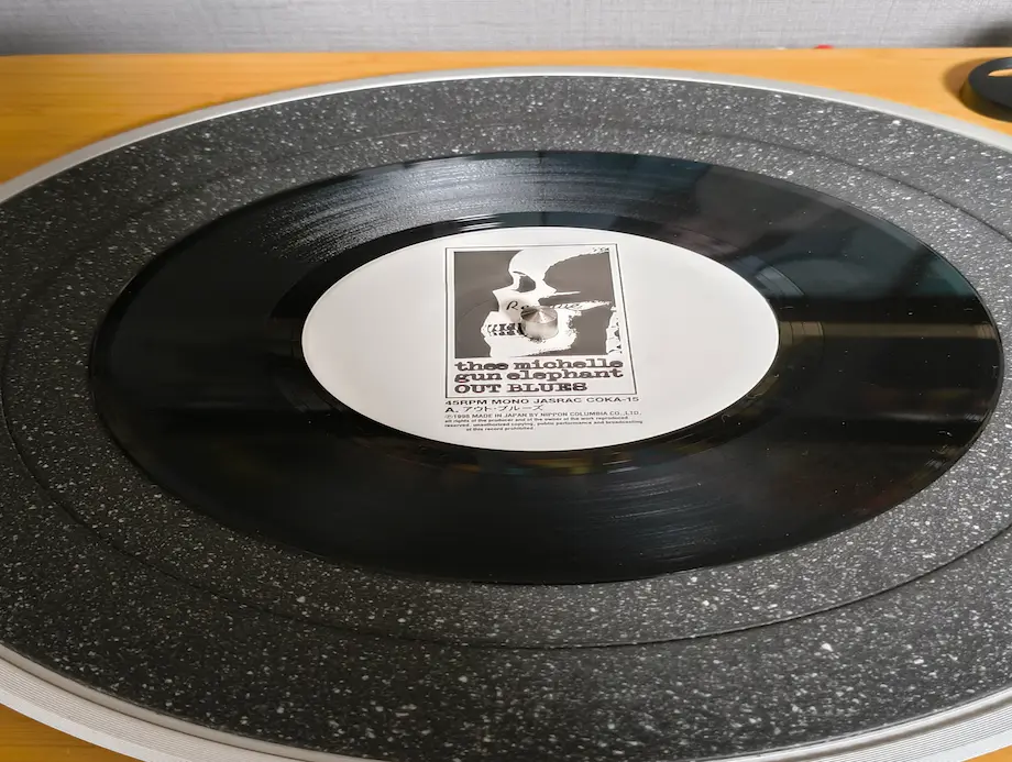 ミッシェルのレコードを再生しているところ