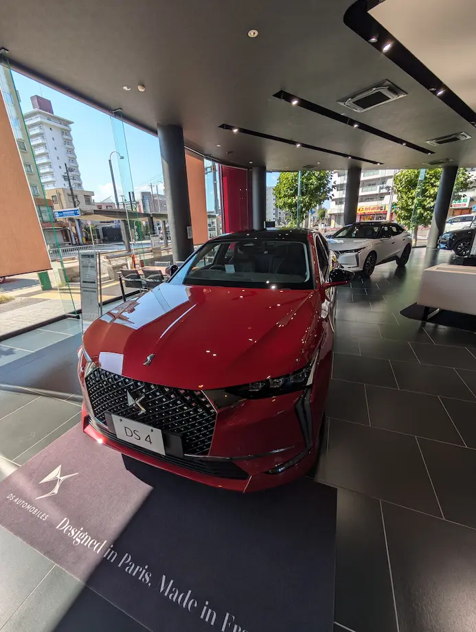 ディーラー展示中のDS4