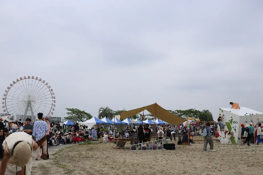 ビーチに店舗が並んでいるところ