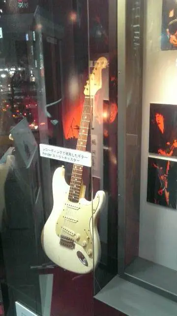 解散時にタワーレコードで開催されていたパネル展にあったレコーディングで使用したギター