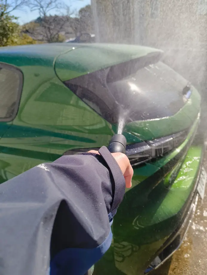 高圧ホースを使い308に水をかけているところ