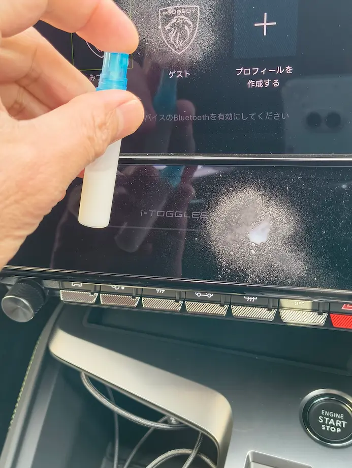 ガラス面にコーティングスプレーをかけているところ