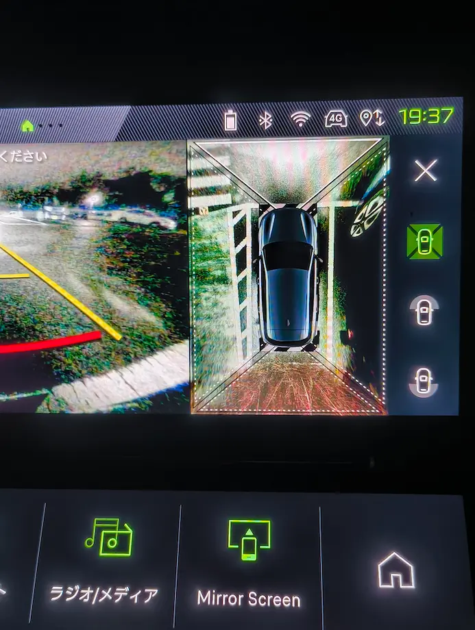 夜間のバックモニター、360度カメラの映し出されている様子。