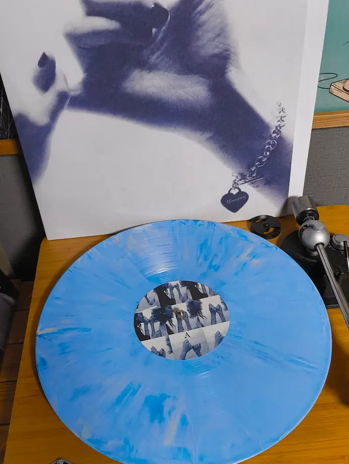 レコードを再生しているところ