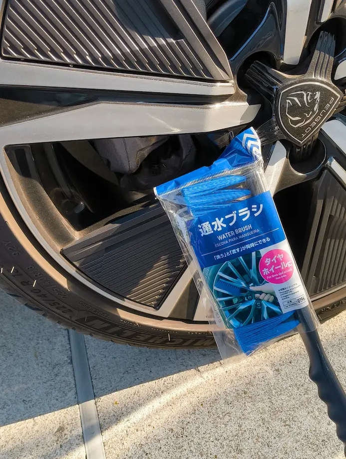 100均で購入した通水ブラシとホイールの写真