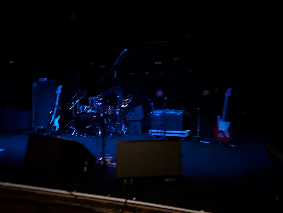 ライブ開演前の楽器が並んだステージ