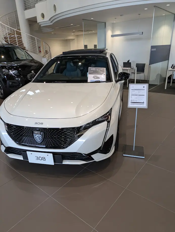 ディーラーでのプジョー308展示車両の写真