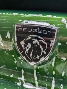洗車泡のついたプジョーエンブレム
