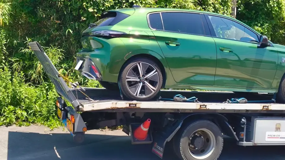 積載車で運ばれていくプジョ−308