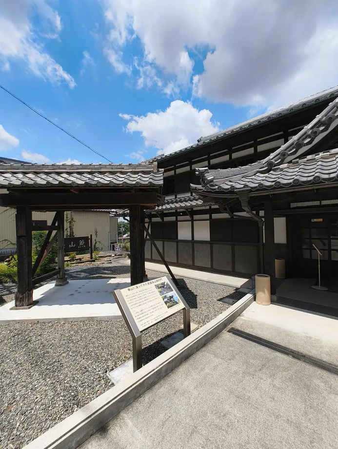 戦国山城ミュージアムの外観、古い木造