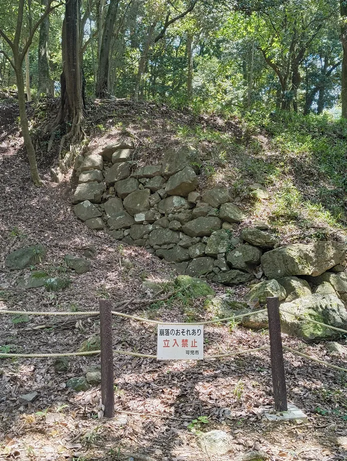 美濃金山城の石垣が崩されているところ