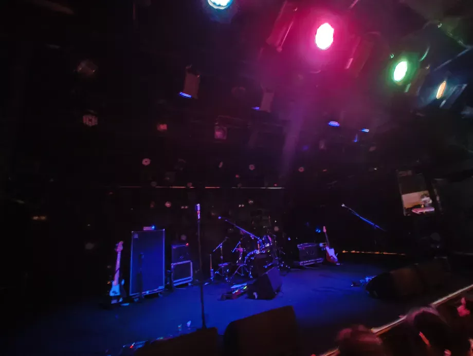 モーサムトーンベンダー、ライブ開演前のステージ