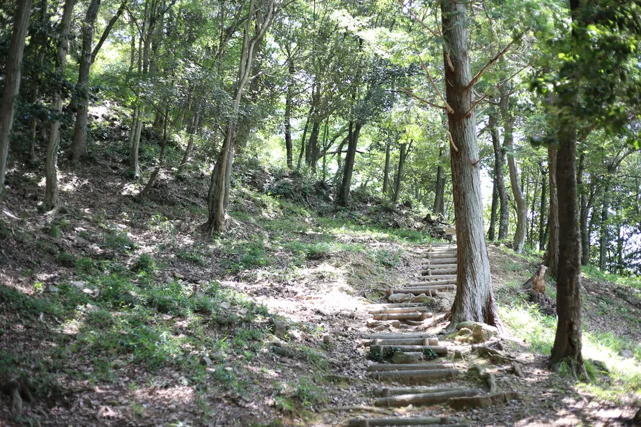 美濃金山城天守台への山道
