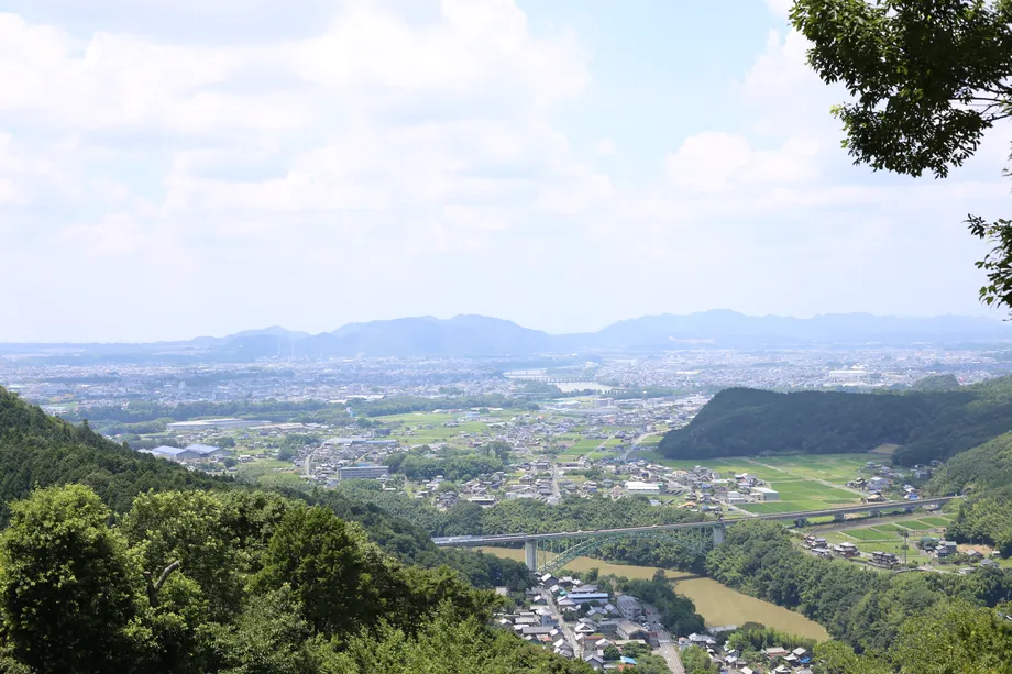 美濃金山城頂上からの眺め、街並みと森、そして青空