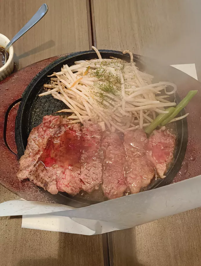 サーロインステーキを真上から撮った写真