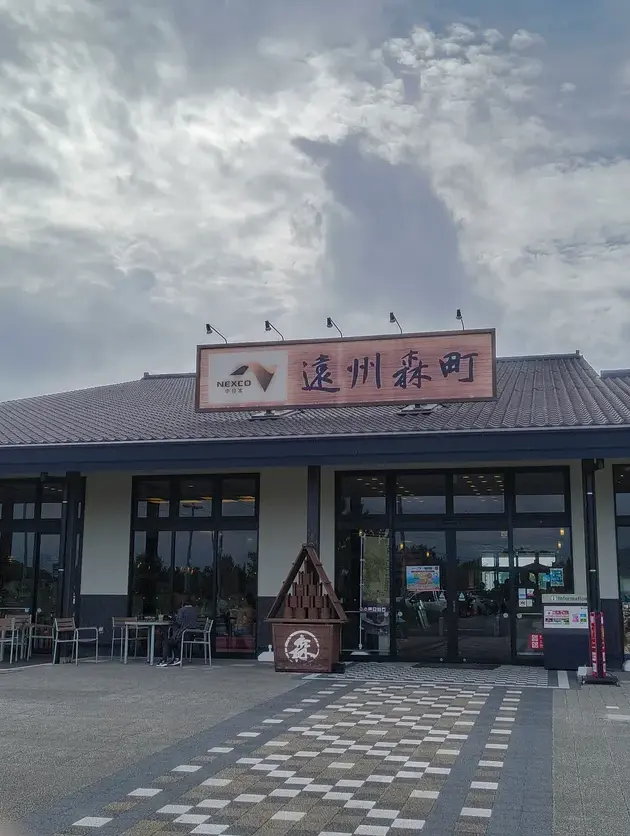 遠州森町パーキングの外観、瓦屋根の古風な造り