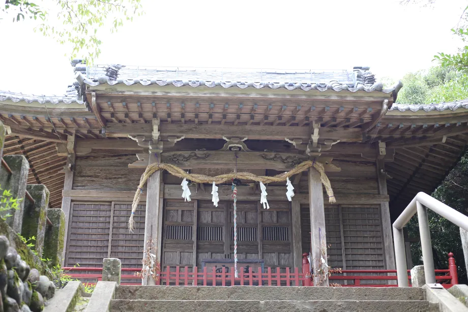高天神社の社。木造。正面から撮ったところ