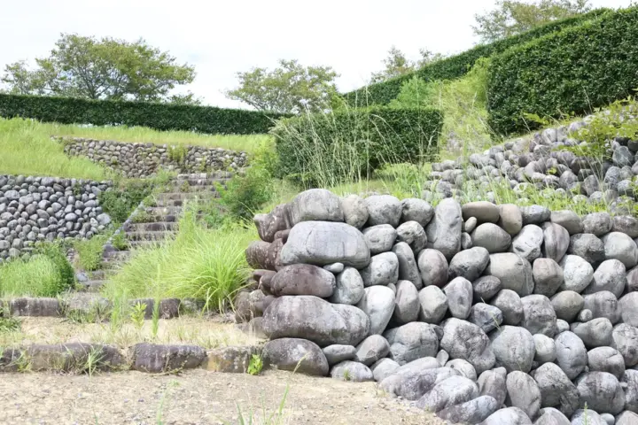 玉石が積まれた石垣