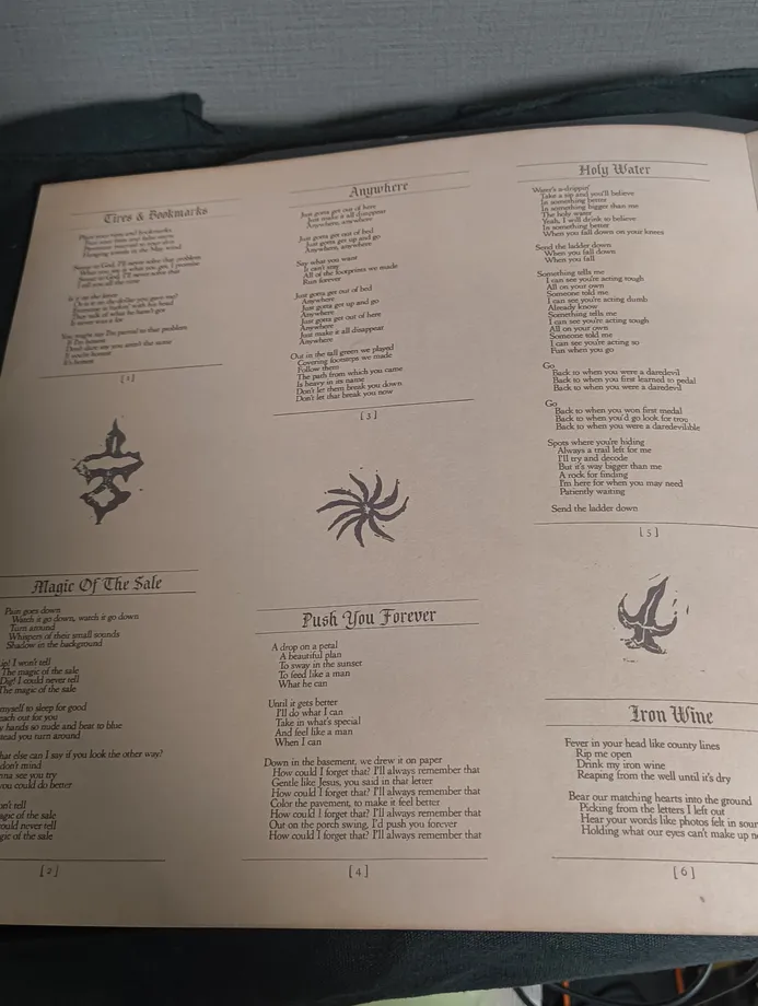 magic of the saleのインナー左半分、歌詞とともに不思議な記号のようなものがある