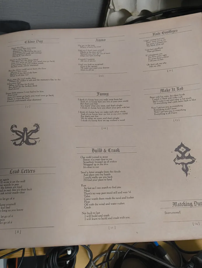 magic of the saleのインナー右半分、歌詞とともに不思議な記号のようなものがある