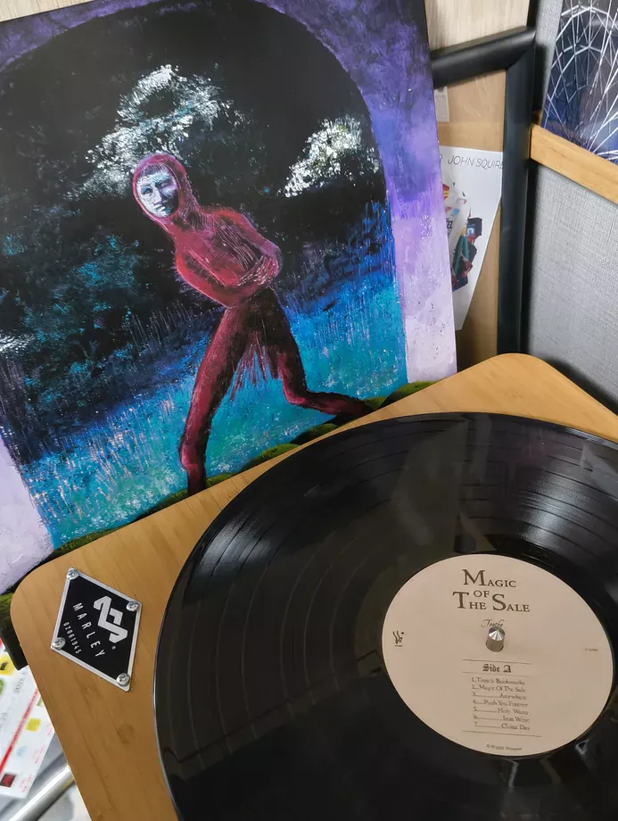 magic of the saleのレコードを再生しているところ