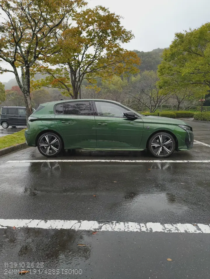 博物館駐車中のプジョー308