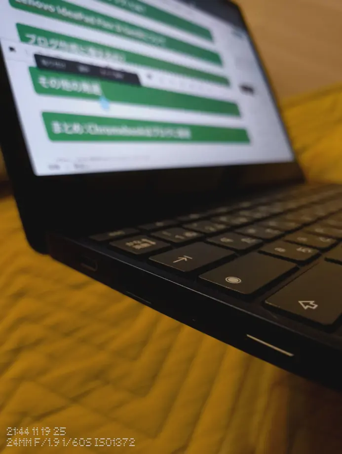 Lenovo IdeaPad Flex 3i Gen8の本体左側にあるイヤホンジャックなど