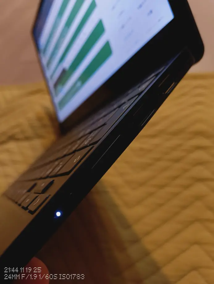 Lenovo IdeaPad Flex 3i Gen8の右側にあるボタン類