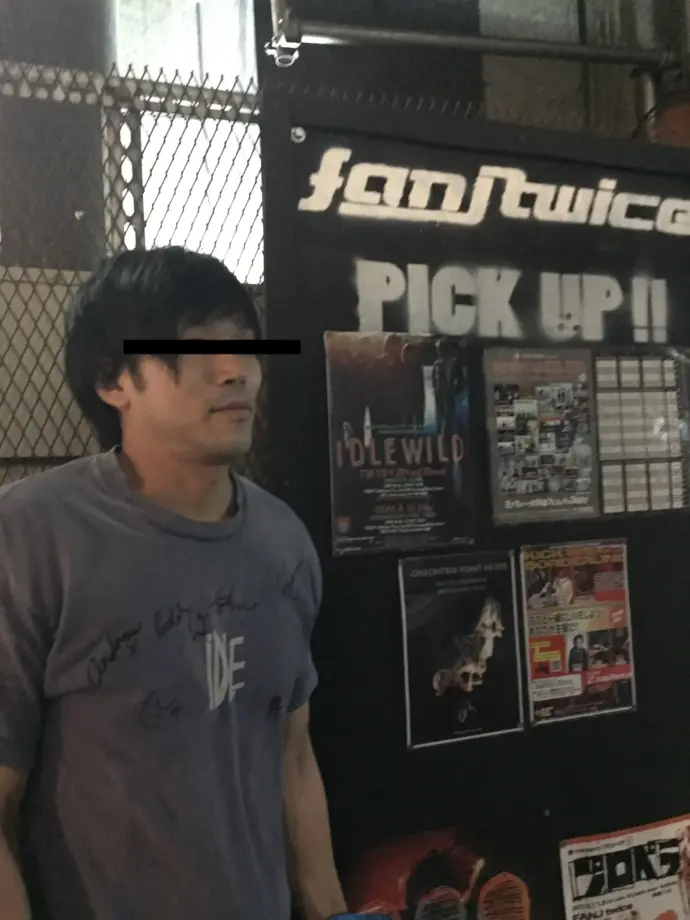 大阪ライブ会場のフライヤーと記念撮影した筆者