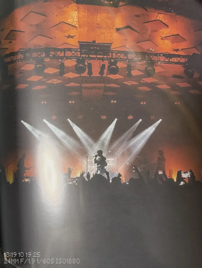 アイドルワイルドのライブの様子、25周年本より