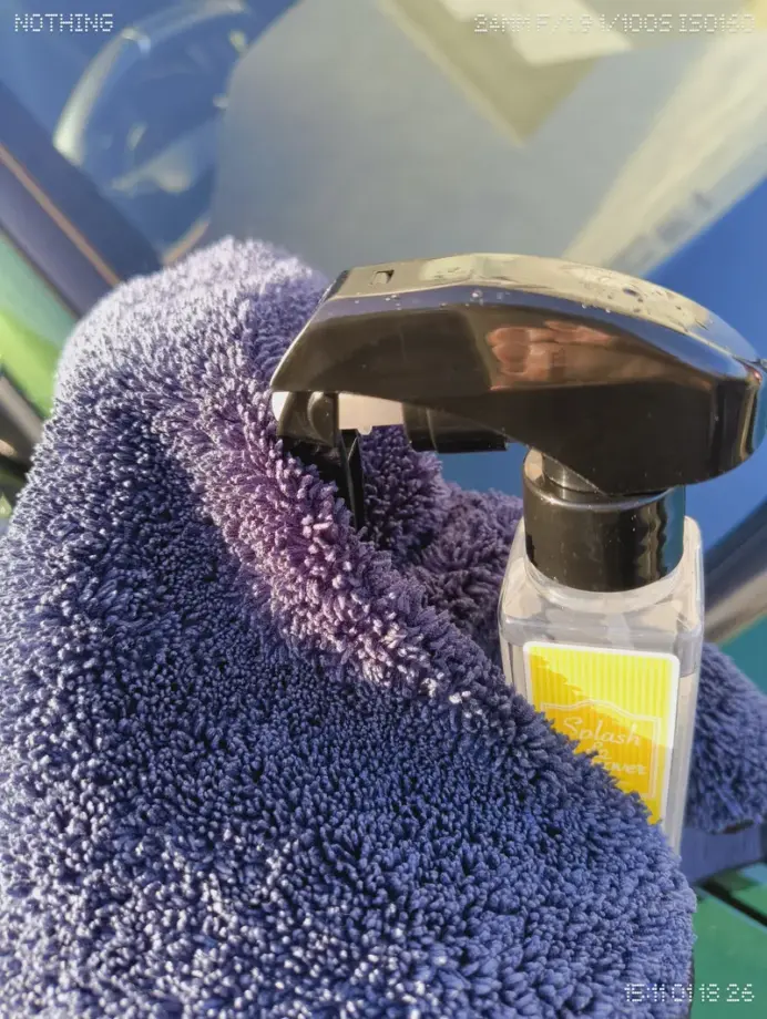 スプラッシュアンドリムーバーをクロスに吹きかけているとこ