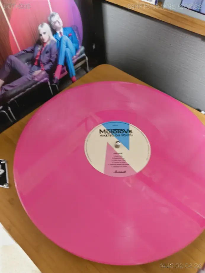 Wasted On Youthのレコードを再生するところ