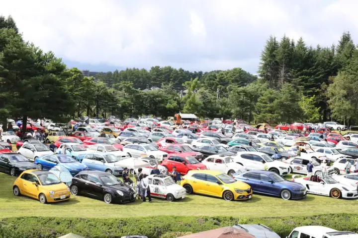 富士トリコローレの様子を建物の屋上から撮った写真。沢山の車が集まっています