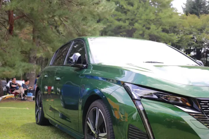 イベント会場に停めたプジョー308