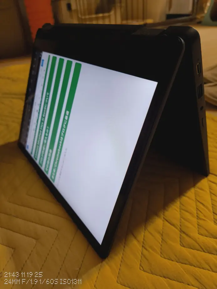 テントモードにして自立させたLenovo IdeaPad Flex 3i Gen8