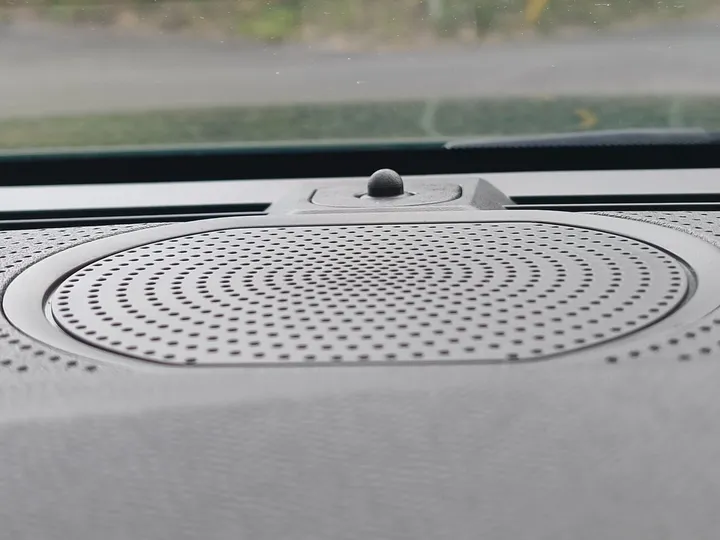 プジョー308のダッシュボードにある黒いポッチ