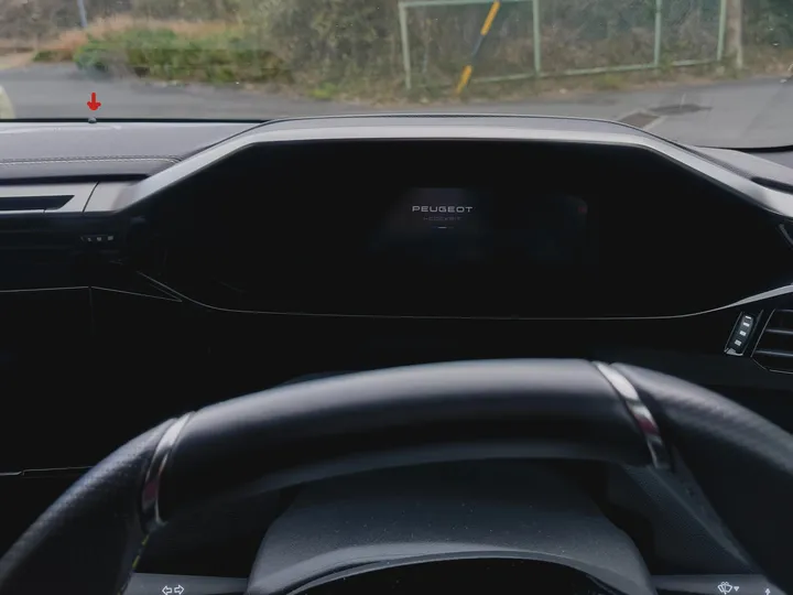 プジョー308運転席から、黒いポッチを見たところ