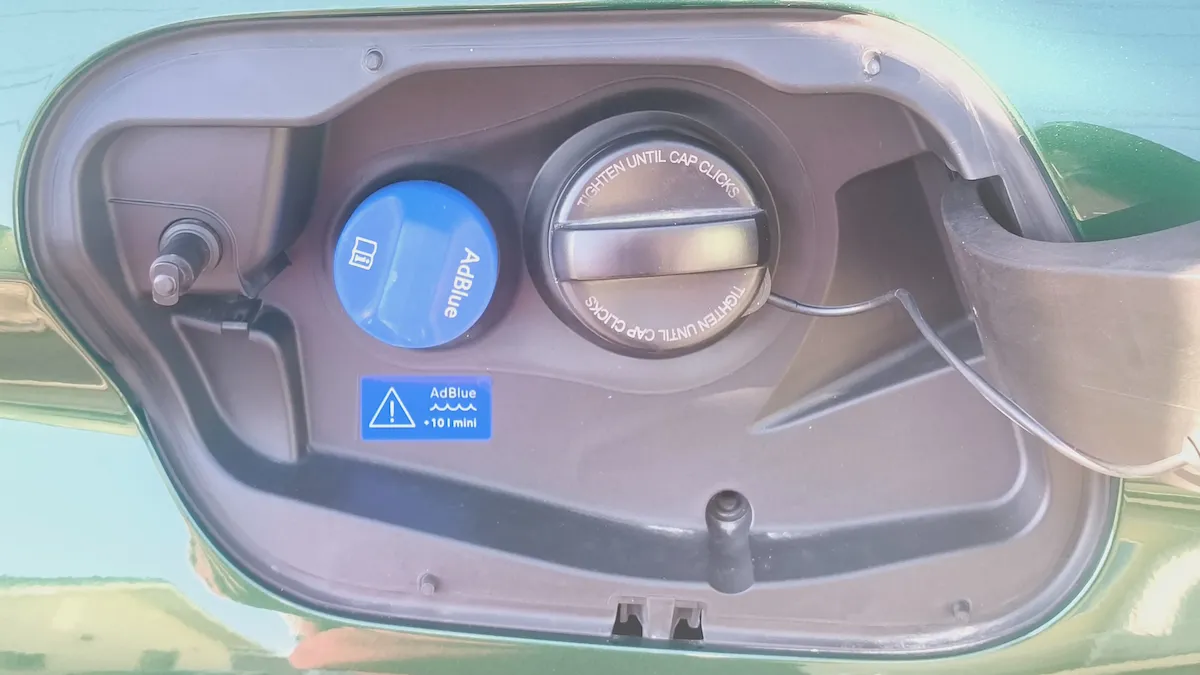 プジョー308の給油口とアドブルー注入口