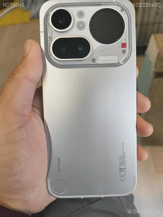 Nothing Phone (4a) Proを持って背面のメタルボディを写した写真
