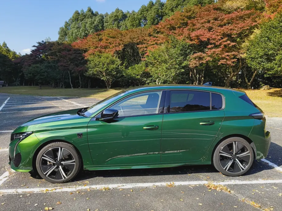 紅葉をバックに駐車するプジョー308