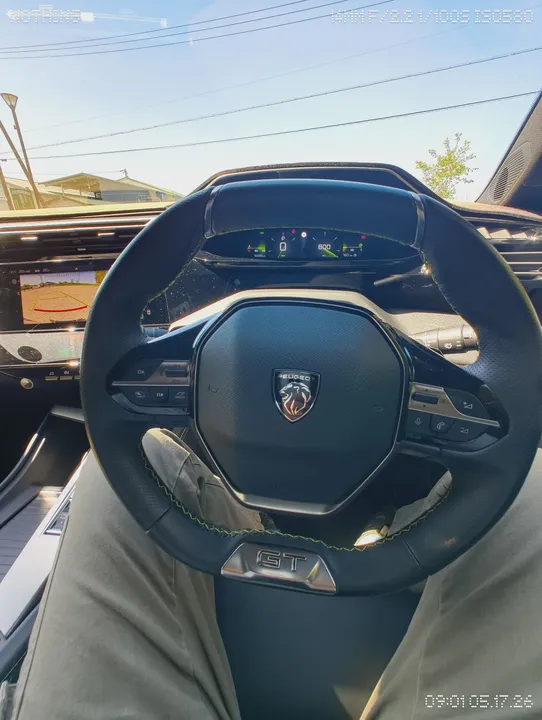 Nothing Phone(2a)で広角撮影したプジョー308の運転席